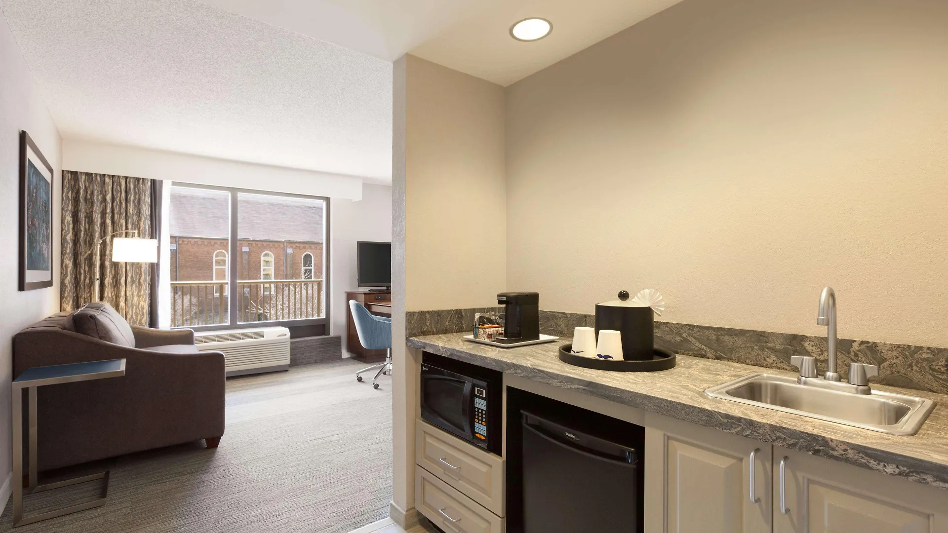 Hampton Inn & Suites Nashville-Downtown Hotel