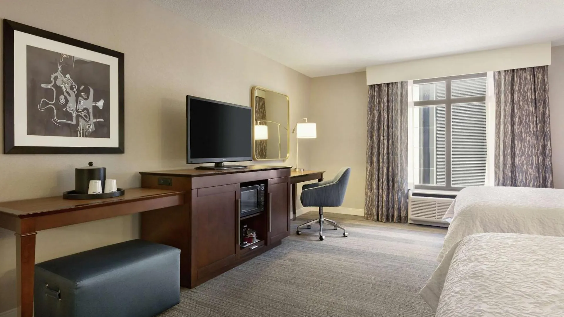 Hampton Inn & Suites Nashville-Downtown 3*, Nashville