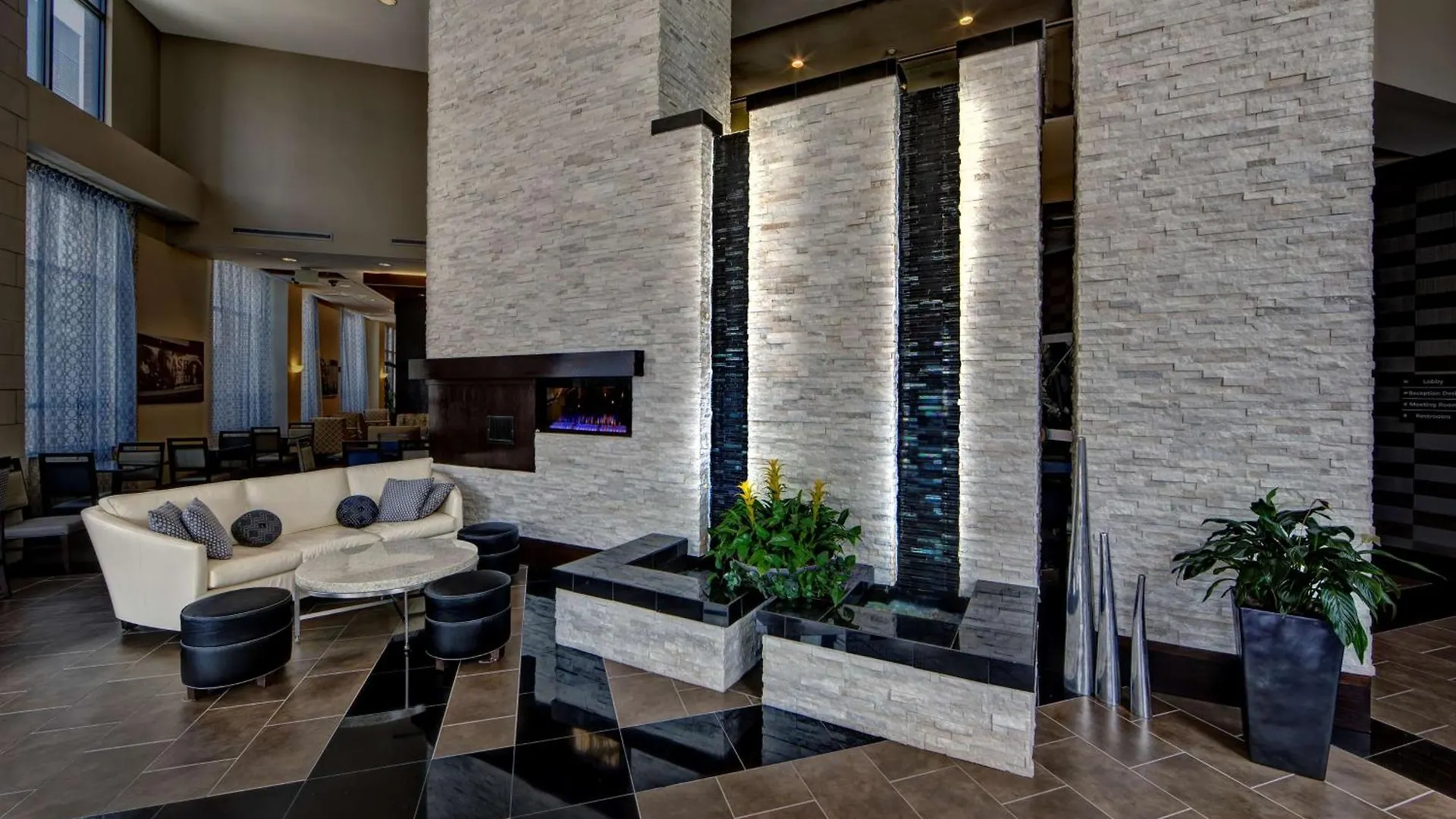 Hampton Inn & Suites Nashville-Downtown Nashville